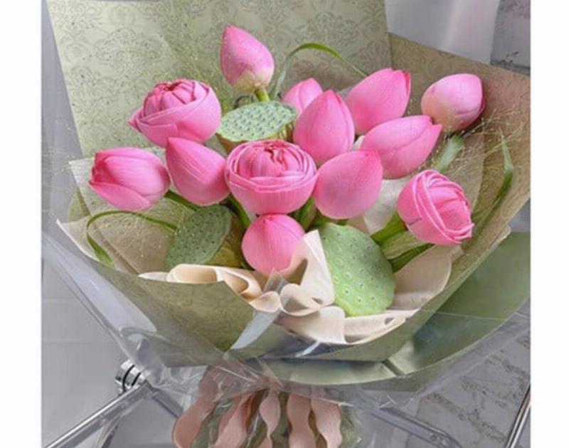 Một chậu Lan Hồ Điệp trắng tinh khôi, tượng trưng cho vẻ đẹp thanh lịch, sang trọng và quý phái, phù hợp với người sinh 19/8 cung Sư Tử.